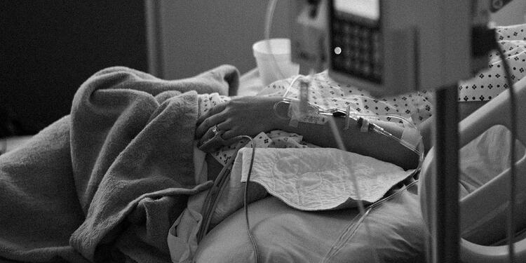 cama de hospital con un paciente Paciente en cama de hospital