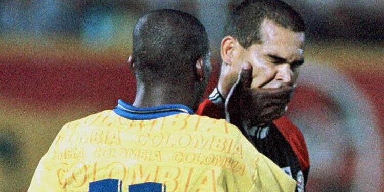 Pelea entre Tino Asprilla y Chilavert en pleno partido de 1997 Pelea entre Tino Asprilla y Chilavert en pleno partido de 1997