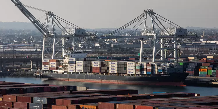 Puerto marítimo con contenedores