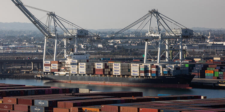Puerto marítimo con contenedores