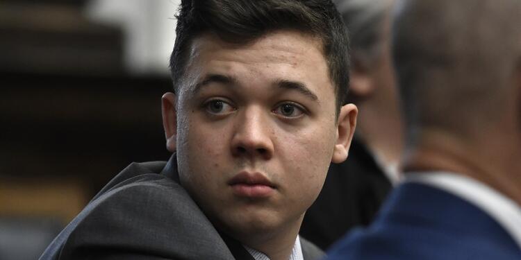 Absuelven a Kyle Rittenhouse tras asesinar a dos personas en manifestaciones en EE.UU.