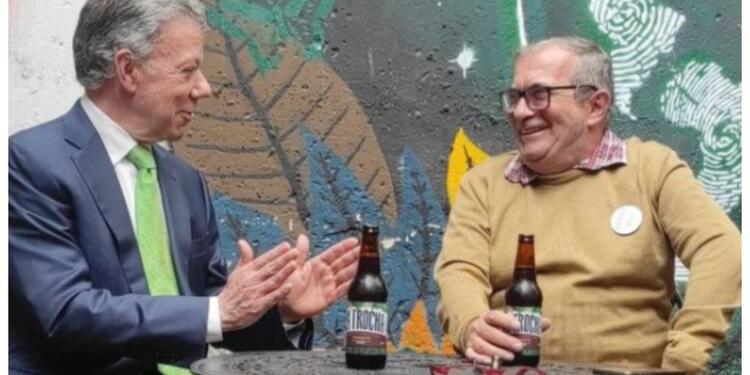 Santos y Timochenko tomando cerveza Santos y Timochenko tomando cerveza