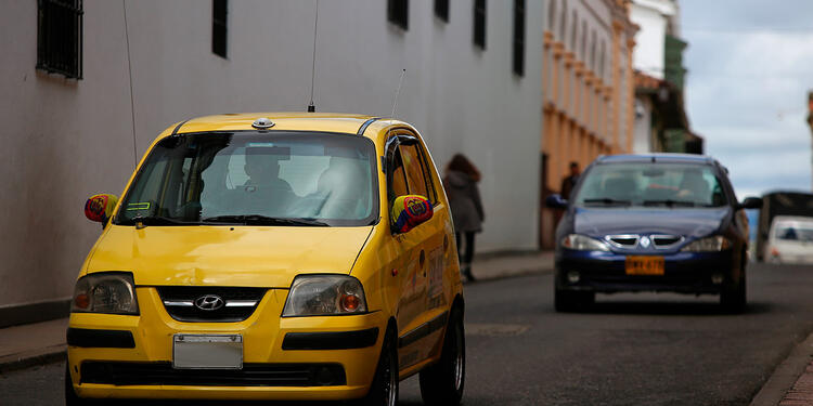 Taxi circulando por Bogotá Taxi circulando por una calle