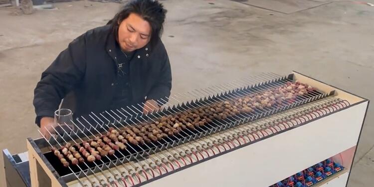 Tiktoker crea piano con motor y parrilla