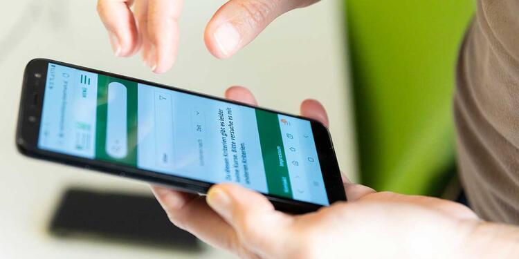 smartphone Persona usando su smartphone