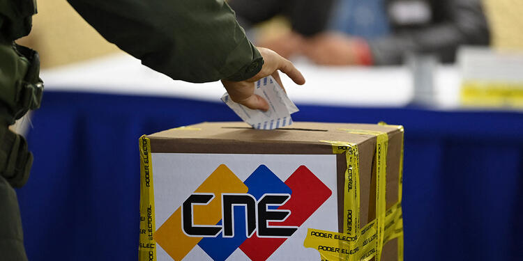 Ciudadanos asisten a votaciones en Venezuela Ciudadanos acuden a votaciones en Venezuela