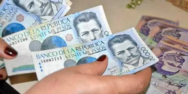 Billetes de pesos colombianos Pago de impuestos con dinero colombianos