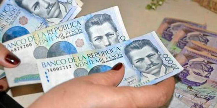 Billetes de pesos colombianos Pago de impuestos con dinero colombianos
