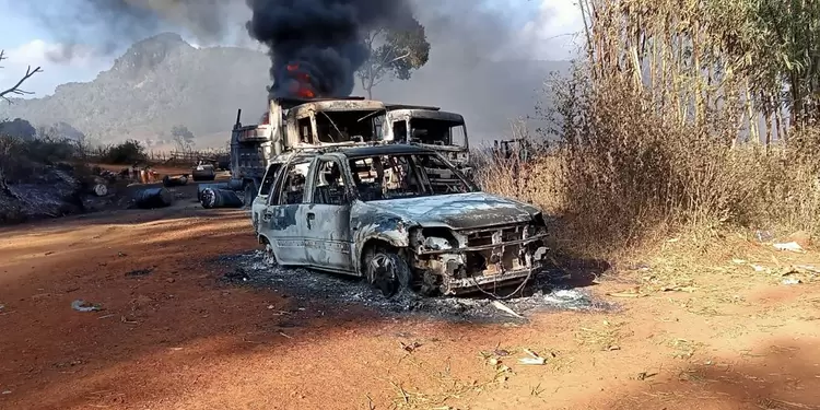 Carros calcinados en Birmania