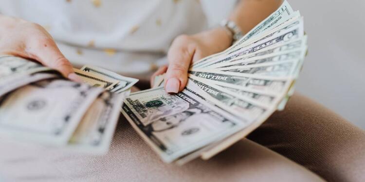 Feos ganan más dinero Feos ganan más dinero
