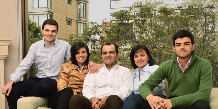Familia de Óscar Iván Zuluaga Familia de Óscar Iván Zuluaga: su esposa Marta Ligia Martínez y sus hijos David, Juliana y Esteban