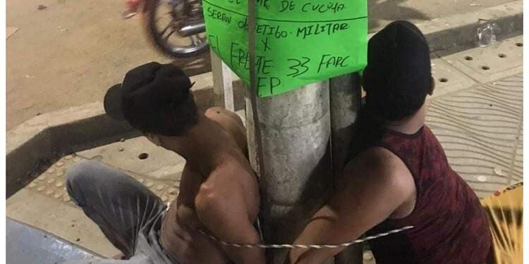 Amarran a hombres a un poste Amarran a hombres a un poste