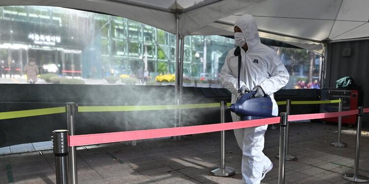 Omicron en Corea del Sur Hombre desinfecta lugar en Corea del Sur por la aparición de Omicron