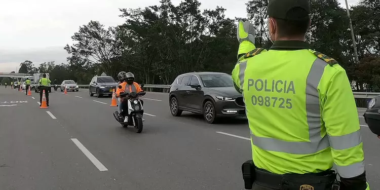 Carros movilizándose sobre la Autopista Norte
