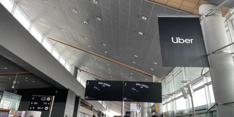 Publicidad de Uber en aeropuerto El Dorado