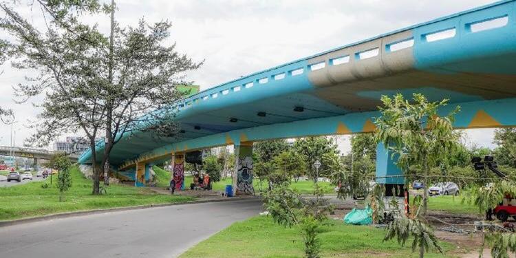 Puente azul pintado, en Bogotá