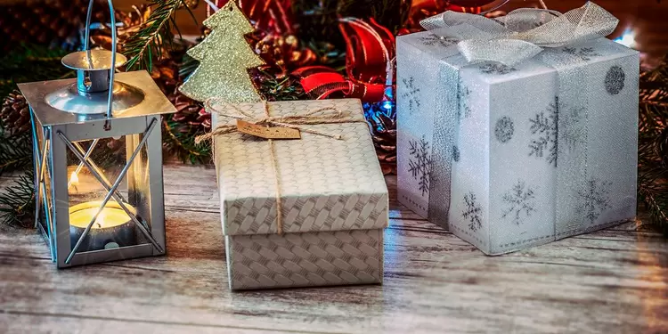 Regalos navideños Regalos navideños bajo el árbol