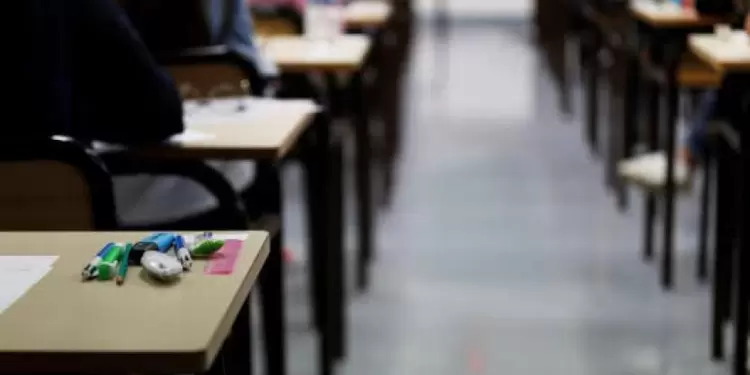Salón de clases Secretaría de Educación responde a caso de niña a la que negaron ingreso por no tener tenis blancos