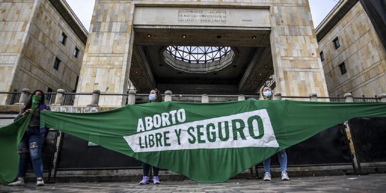 Manifestaciones a favor del aborto Aborto en Colombia - protesta frente al Palacio de Justicia, en Bogotá.