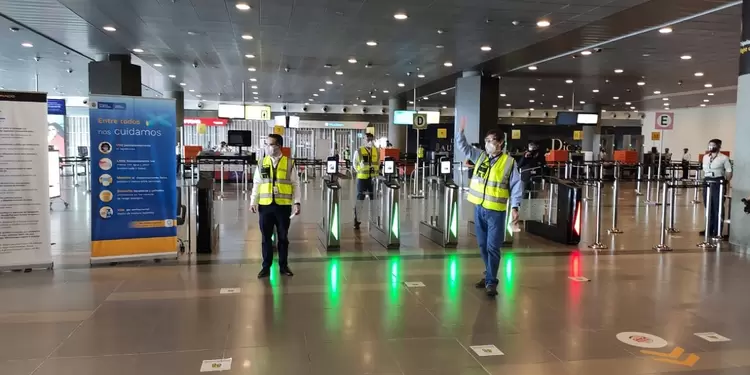 La Aeronáutica recomendó mantener comunicación con las aerolíneas.