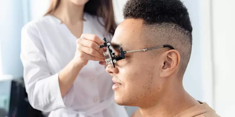Hombre que recibió una mala cirugía estética, lleva 3 años sin cerrar los ojos