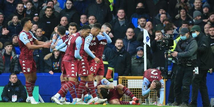 Aston Villa Aston Villa le ganó a Everton y dos jugadores fueron golpeados