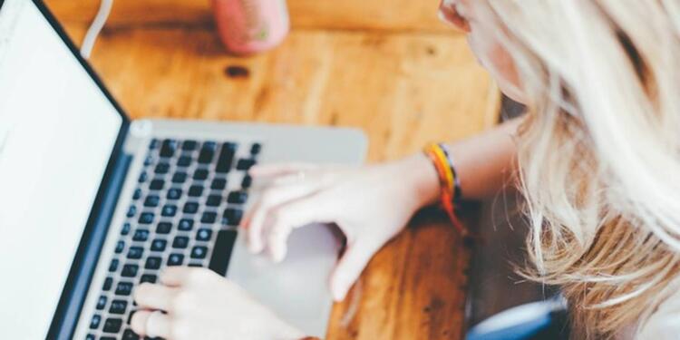 Una joven consulta sus redes sociales de Internet