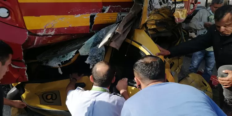 Fuerte accidente entre dos Transmilenios y un taxi