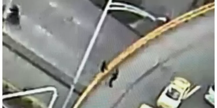 Mujer es salvada para no lanzarse de un puente Mujer es salvada para no lanzarse de un puente