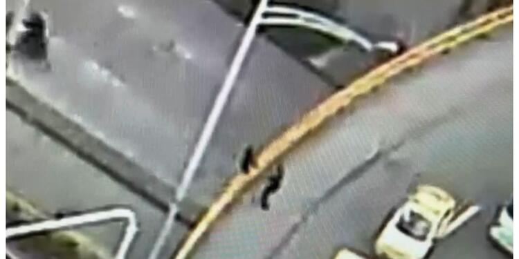 Mujer es salvada para no lanzarse de un puente Mujer es salvada para no lanzarse de un puente