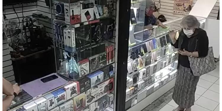 Mujer reparando el celular porque sus hijos no contestan