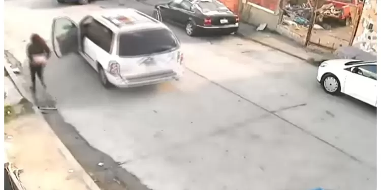 A mujer se le va el carro por un barranco A mujer se le va el carro por un barranco