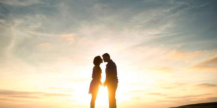 Pareja ante el atardecer