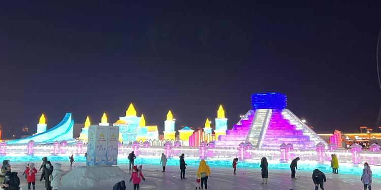 Pirámide mexicana de hielo en China