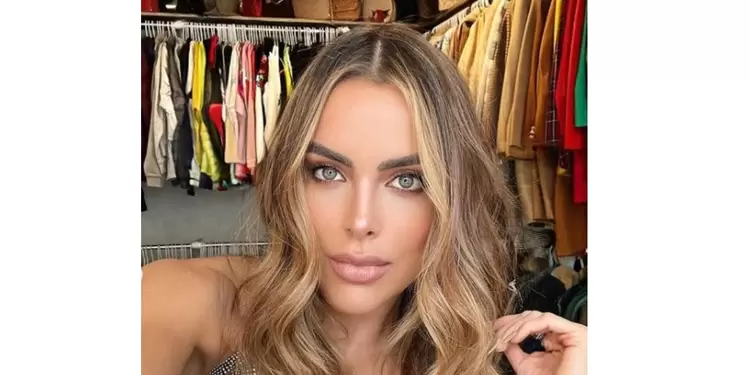 Sara Corrales mostró la cantidad de ropa que tiene en el closet