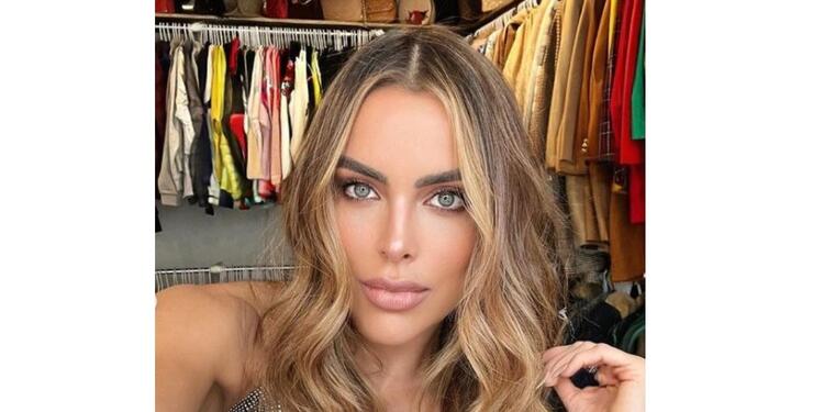 Sara Corrales mostró la cantidad de ropa que tiene en el closet