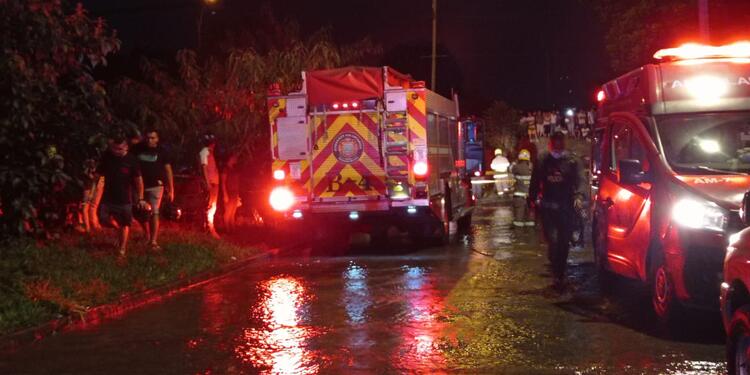 Bomberos atienden emergencia tras atentado terrorista en Cali