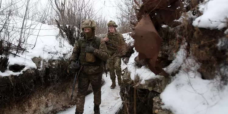 Militares ucranianos caminan por la frontera entre Ucrania y Rusia
