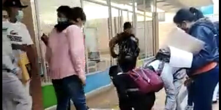 Niños recogiendo sus refrigerios del piso
