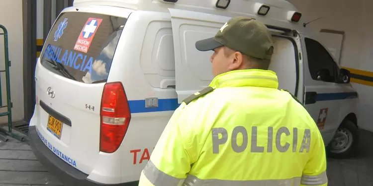 Ambulancia estacionada ante oficial de policía Ambulancia y oficial de Policía