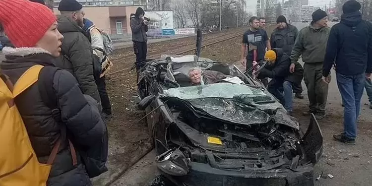 Anciano es aplastado junto con su vehículo por un tanque de guerra de en Kiev