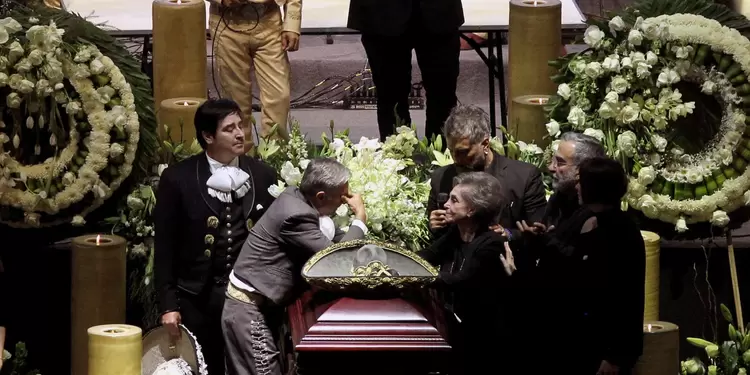Cuquita en el entierro de Vicente Fernández