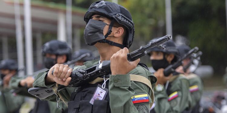 Militares venezolanos Militares venezolanos reciben armas rusas.