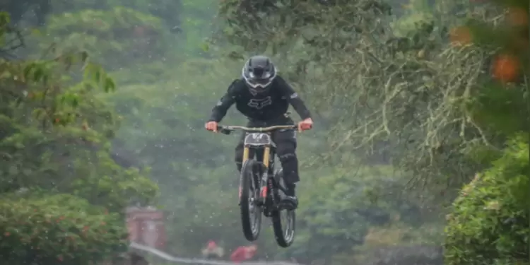 Sendero de Monserrate- Carrera DownHill Urbano Sendero de Monserrate- Carrera DownHill Urbano