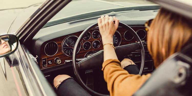 Mujer manejando vehículo Mujer al volante