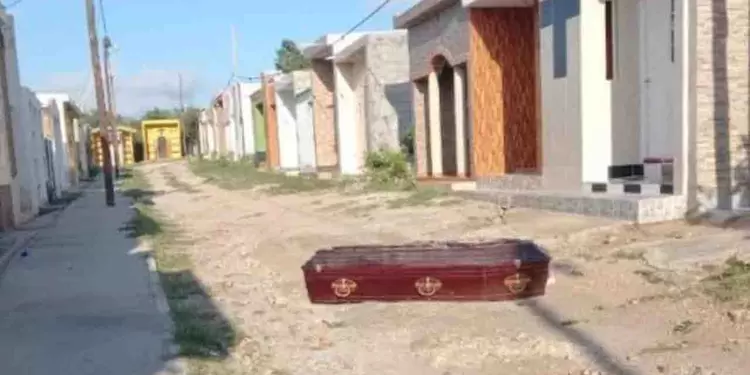 Obrero fue a trabajar al cementerio y halló féretro de su hijo tirado en mitad de la vía