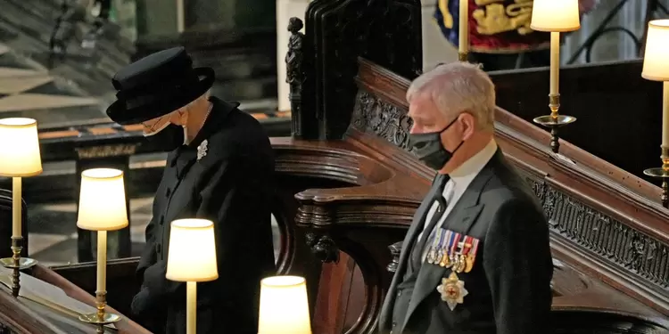 Reina Isabel y el príncipe Andrés asistieron al funeral del príncipe Felipe
