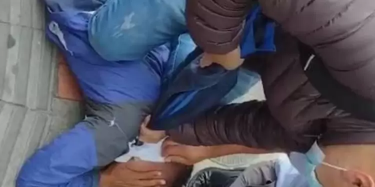 Sin contemplación alguna, ladrón recibió fuerte golpiza por robar a una niña en Bogotá
