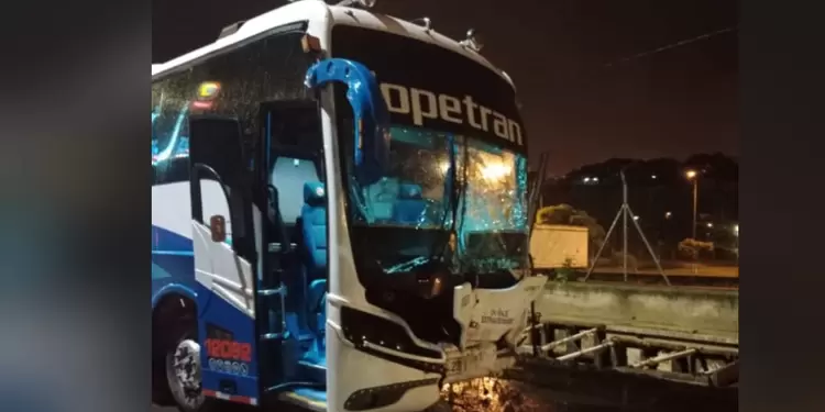 Dos muertos y un herido: grave accidente de un bus en Medellín