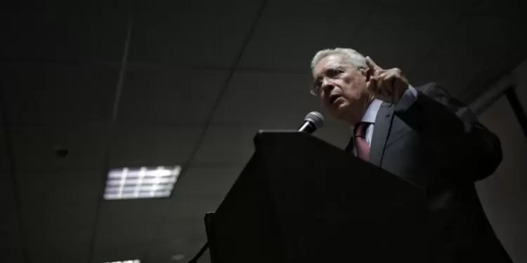 Álvaro Uribe Vélez Álvaro Uribe Vélez en la reunión de urgencia del Centro Democrático